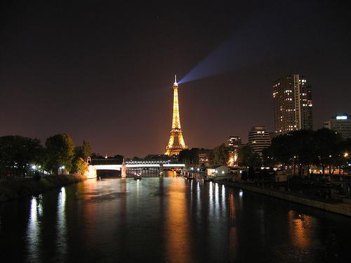 Tháp Eiffel và sông Seine về đêm. Ảnh: Wikipedia