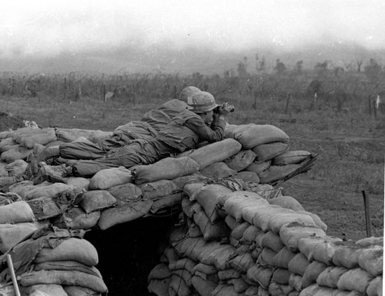 Lính Thủy Quân Lục Chiến Hoa Kỳ cố phát hiện vị trí súng cối của quân đội Bắc Việt tại Khe Sanh. Ảnh: The Vietnam Center and Archive