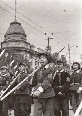 Nhiều Hồng Vệ Binh, như ở đây trong cuộc diễu hàng nhân ngày Quốc Khánh 1966, vẫn còn là trẻ con. Ảnh: GEO Epoche.