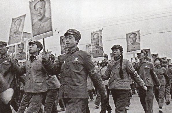 Tranh giành quyền lực: Sau thảm họa của "Đại Nhảy Vọt", Mao bị cô lập trong giới lãnh đạo ĐCS, ông ấy mất ảnh hưởng. Cũng vì vậy mà ông ấy huy động đội Hồng Vệ Binh – đội ngũ ngoài những việc làm khác cũng tấn công các đối thủ của ông ấy ở trong Đảng. Ảnh: GEO Epoche