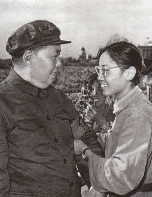 Cổ vũ: tháng 8 năm 1966, Mao tiếp đón cô nữ sinh Song Binbin, nhóm của người này đã giết chết cô giáo Biện Trọng Vân. Ảnh: GEO Epoche
