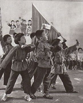 Tẩy não: Ngay đến những đứa bé trong nhà trẻ cũng đã thấm nhuần rằng các em phải chào mừng cuộc Cách mạng Văn hóa. Ảnh: GEO Epoche