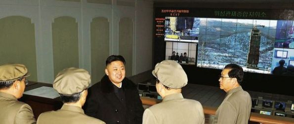 Nhà độc tài Kim trong trung tâm kiểm soát. Ảnh: Der Spiegel