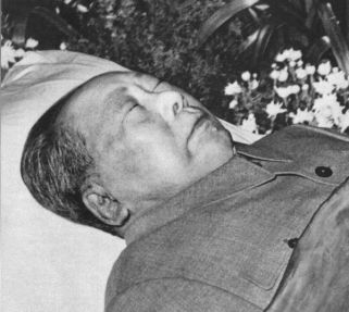 Hai ngày sau khi qua đời, Mao nằm trong Đại hội đường Nhân dân. Các bác sĩ của ông ấy đã cố gắng xử lý xác chết bằng hóa chất trước đó. Ảnh: GEO Epoche.