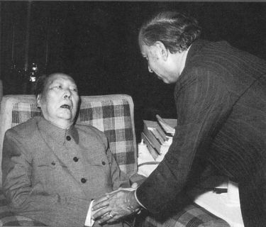 Thân thể suy tàn của của nhà độc tài không còn có thể giữ kín được nữa: Khi Mao tiếp Thủ tướng Pakistan Bhutto vào ngày 27 tháng 5 năm 1976, ông ấy đã bị liệt. Ảnh: GEO Epoche.