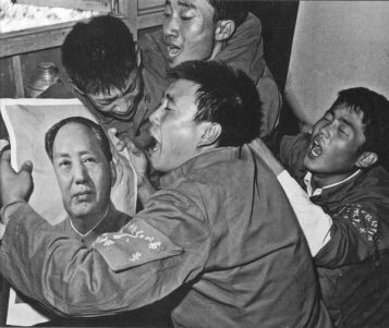 Hồng Vệ Binh ở thành phố Thẩm Dương than khóc Mao. Ảnh: GEO Epoche