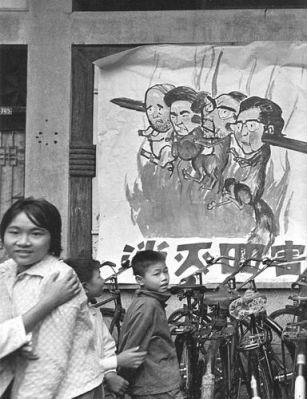 Người vợ góa của Mao và ba đồng minh của bà ấy trong giới chóp bu của ĐCS bị bắt giam trong tháng mười 1976 sau một cuộc tranh giành quyền lực và bị phỉ bang như là "Bè lũ bốn tên", những người mà người ta phải mang đi nướng. Ảnh: GEO Epoche. 