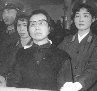 Những người Mao–ít cực đoan đã thất bại trong cuộc tranh giành quyền lực chống lại Hoa Quốc Phong trung hòa hơn, người lôi kéo được quân đội về phía mình. Tất cả họ đều lĩnh những bản án nặng, người vợ góa của Mao tự tử năm 1991. Ảnh: GEO Epoche