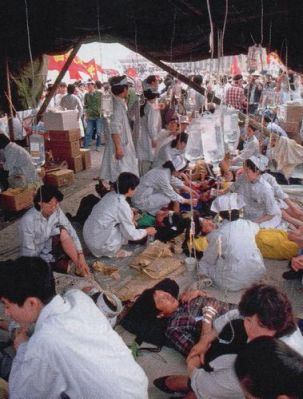 Bắt đầu từ giữa tháng 5, hàng ngàn người bắt đầu tuyệt thực. Họ được sinh viên Y khoa chăm sóc trong lều trên Thiên An Môn. Ảnh: GEO Epoche.