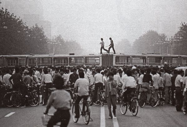 Để chận quân đội lại, tài xế xe buýt để xe của họ nằm ngang qua trên các đại lộ của Bắc Kinh và xì lốp xe. Ảnh: GEO Epoche