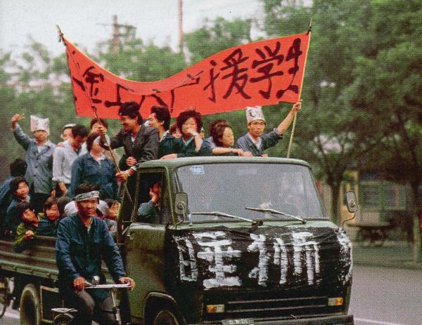 Từ Quảng trường Thiên An Môn và các trường đại học, sinh viên chạy ngang qua thành phố, yêu cầu người dân hãy đình công và ủng hộ – và thông báo cho họ biết về những đơn vị quân đội đang tiến vào Thiên An Môn. Ảnh: GEO Epoche
