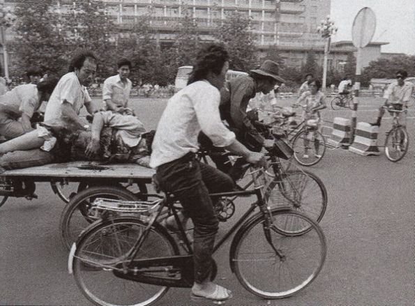 Vào sáng sớm ngày 4 tháng 6 đã có thể thấy rõ là hàng ngàn người ở Bắc Kinh đã bị thương. Họ được chở bằng xe đạp đến các bệnh viện vì xe cứu thương không thể chạy qua được nhiều con đường. Ảnh: GEO Epoche. 