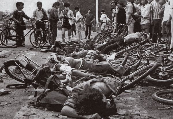 Người chết trên những chiếc xe đạp bị nghiến bẹp, cách Thiên An Môn không xa, rõ ràng là bị xe quân đội cán lên. Ảnh: GEO Epoche