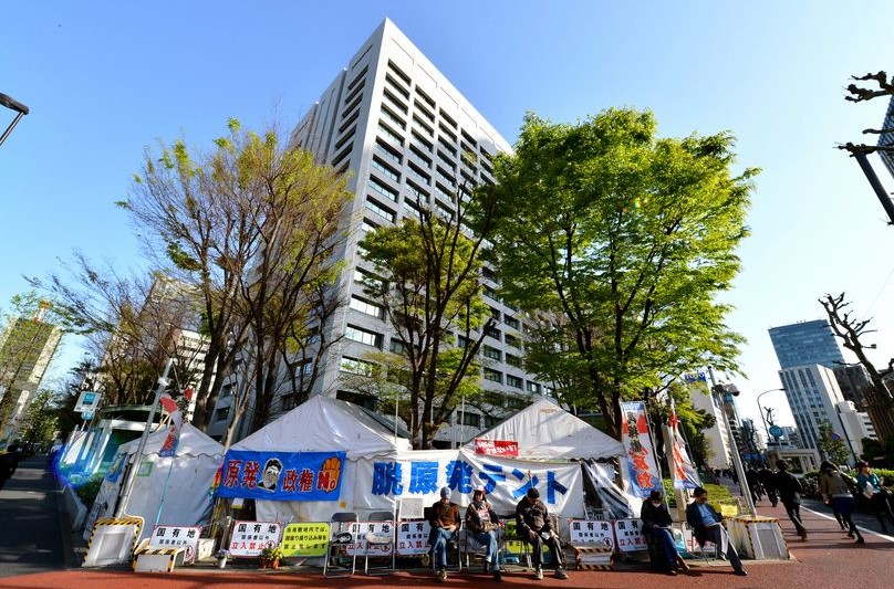 Lều cắm trước nhà văn phòng của Bộ Công nghiệp là tụ điểm của những người chống năng lượng hạt nhân. Hình: Satoru Ogawa