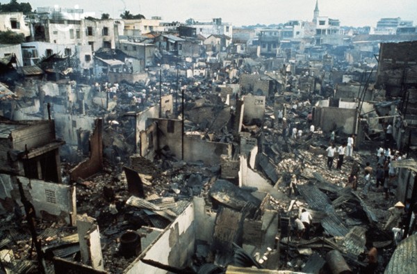 Sài Gòn, 21 tháng Tư 1975. Lần bắn hỏa tiển đầu tiên là vào lúc 4 giờ 30 sáng, đánh vào trung tâm Sài Gòn và đốt cháy 150 căn nhà bằng gỗ. 14 người chết và hơn 40 người bị thương. Hình của Jacques Pavlovsky / Sygma / Corbis.