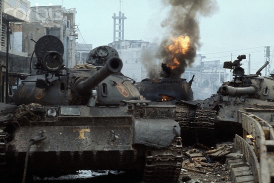 Sài Gòn, 30 Tháng Tư 1975, xe tăng Bắc Việt bị bắn cháy gần phi trường Tân Sơn Nhứt. Hình: Jacques Pavlovsky/Sygma/CORBIS