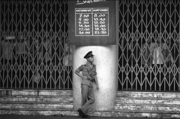 Nhung - Những lừa dối dân tộc của CSVN  Vietnam-1985-waiting-for-the-gates-to-open-philip-jones-griffiths