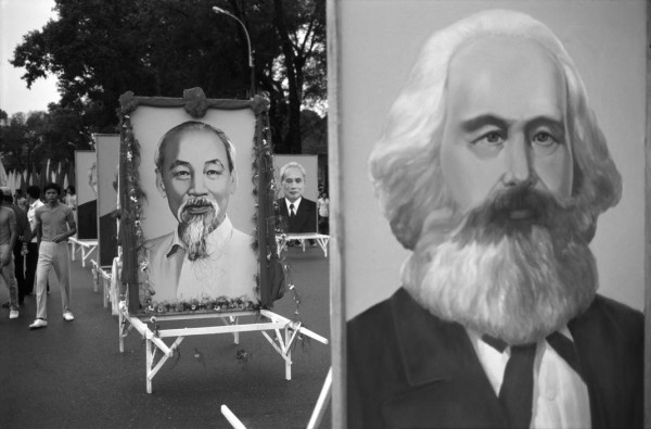 Nhung - Những lừa dối dân tộc của CSVN  Vietnam-ho-chi-minh-city-1985-portraits-of-the-heroes-of-socialism-adorned-the-streets-during-victory-celebrations-philip-jones-griffiths