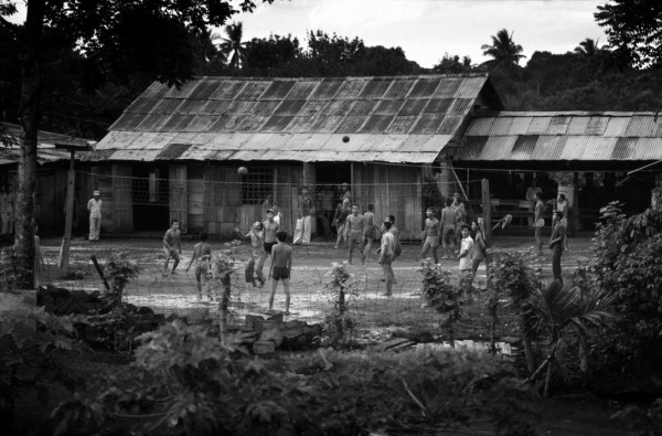 Nhung - Những lừa dối dân tộc của CSVN  Vietnamthe-z30d-1985-re-education-camp-in-thuan-hai-province-philip-jones-griffiths