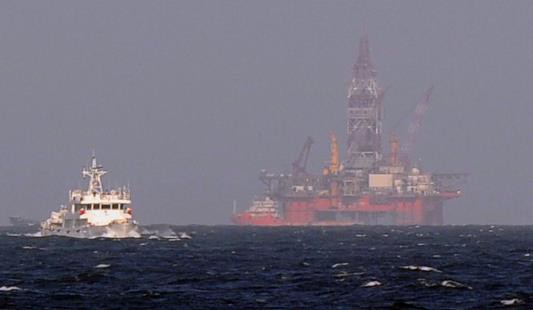 Tàu Trung Quốc trước giàn khoan, tháng Năm 2014. Hình: Asia Pacific Defense Forum