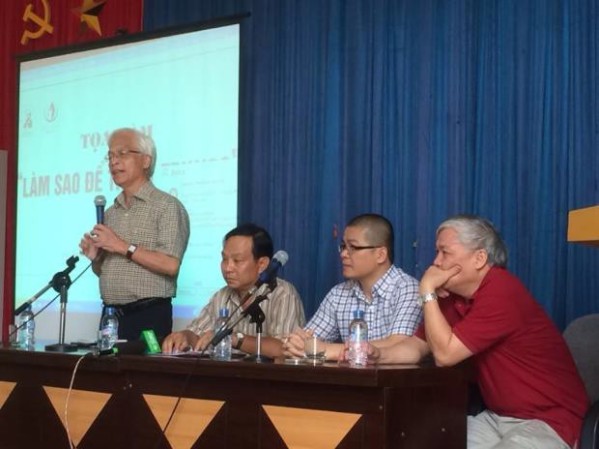 Tiến sĩ Chu Hảo (đứng) tại hội thảo "Làm thế nào để thoát Trung?". Hình: Nguyen Duc Thanh, VEPR
