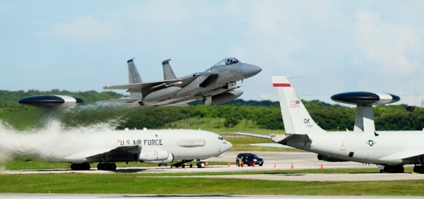 Một chiếc F-15 đang cất cánh tại Anderson Air Force Base trên đảo Guam.