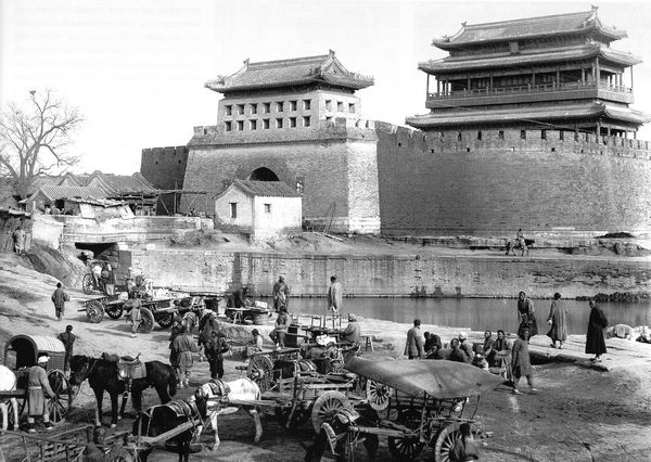 Bốn vòng tường thành đồ sộ bao bọc lấy trái tim của thủ đô Bắc Kinh. Ở phía Nam là cổng thành mang tên "Vĩnh Định Môn". Ảnh: GEO EPOCHE