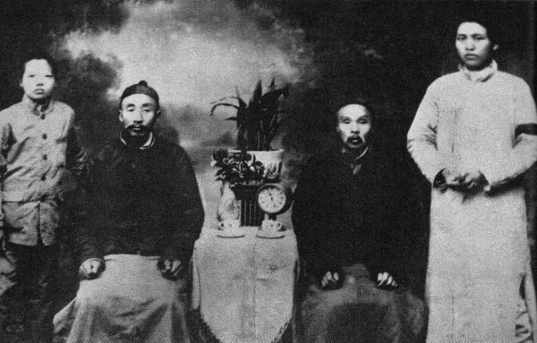 Bức ảnh gia đình này được chụp ngay sau khi người mẹ qua đời: Mao, bác, cha và em (từ phải sang trái). Ảnh: GEO EPOCHE