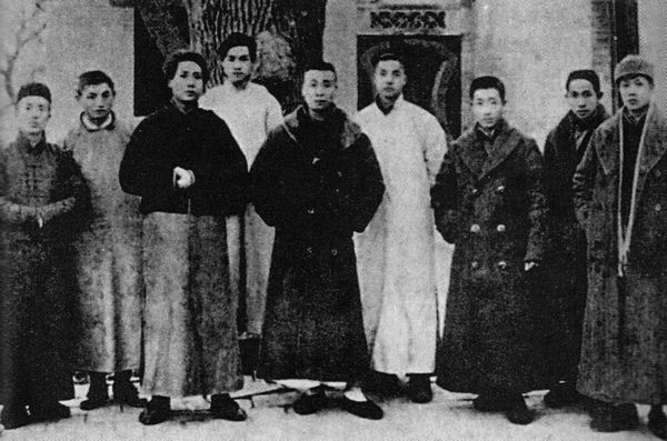 Năm 1920, Mao (thứ ba từ trái sang) cùng với một phái đoàn từ Hồ Nam về Bắc Kinh để phản đối một tư lệnh quân đội chuyên quyền ở địa phương. Ảnh: GEO EPOCHE
