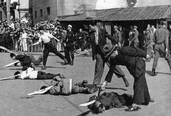 Chế độ của Tưởng cố ngăn chận một cách dã man không cho người dân chạy đến với người Cộng sản: năm 1948, địch thủ bị bắt ở Thượng Hải bị hành quyết công khai trên đường phố bằng cách bắn vào đầu. Ảnh: GEO EPOCHE
