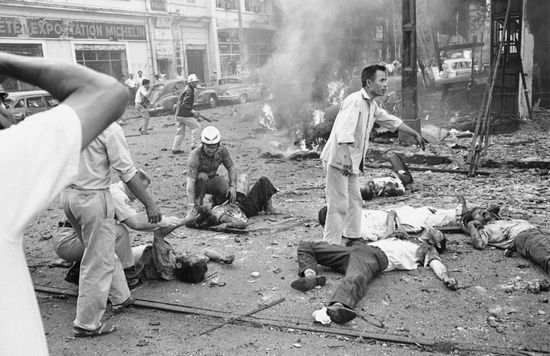 Bom nổ trước Đại sứ quán Hoa Kỳ ở Sài Gòn vào ngày 30 tháng 3 năm 1965. Ảnh: AP/Horst Faas