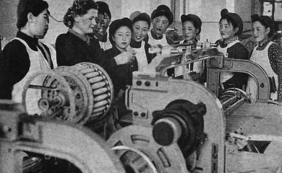 Để hỗ trợ cho sự tăng trưởng kinh tế Trung Quốc, Liên bang Xô viết đã gửi chuyên gia đến. Bức ảnh này chụp một nữ chuyên gia Xô viết với các nữ nhân công của một nhà máy dệt. Ảnh: GEO EPOCHE
