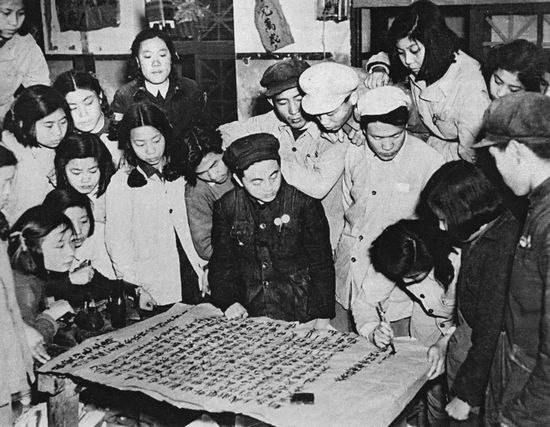 Năm 1950, công nhân hứa với Mao trong một bức thư rằng họ sẵn sàng sản xuất nhiều hàng hóa hơn nữa trong nhà máy của họ. Ảnh: GEO EPOCHE