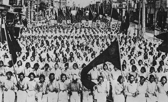 Chế độ lợi dụng lòng nhiệt tình của giới trẻ: như vào ngày 1 tháng 19 năm 1950, kỷ niệm ngày lập nước, sinh viên đã diễu hành trên đường phố Bắc Kinh. Ảnh: GEO EPOCHE