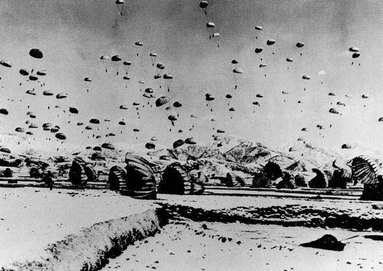 Lính Mỹ nhảy dù xuống gần biên giới với Trung Quốc trong mùa Thu 1950. Ảnh: GEO EPOCHE