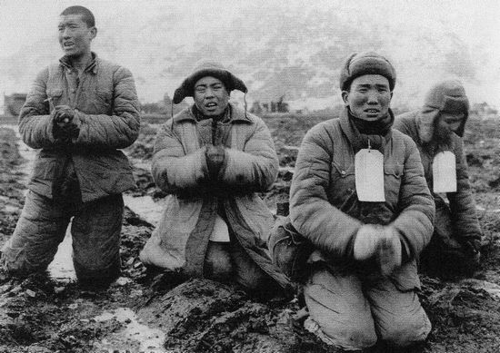 Mãi sau hai tháng chiến tranh chống quân đội của Mao, lực lượng LHQ mới lại giành được ưu thế: tù binh Trung Quốc ở mặt trận đang xin tha mạng sống vào cuối tháng 1 năm 1951. Ảnh: GEO EPOCHE