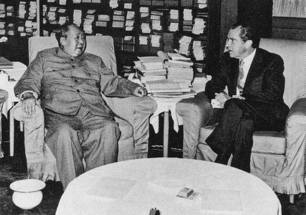 Mao Trạch Đông đã 78 tuổi và đã đau ốm nặng khi ông ấy tiếp Richard Nixon: ông ấy đã tập đứng lên và ngồi xuống một giờ liền cho lần đến thăm kéo dài một giờ đồng hồ. Ảnh: GEO Epoche
