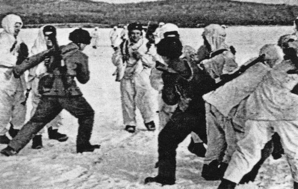 Lính Trung Quốc và Xô viết đánh nhau trong mùa Xuân 1969 trên con sông biên giới Ussuri đã đóng băng: trong thời gian của cuộc Cách mạng Văn hóa, khối Xã hội chủ nghĩa đã tan vỡ. Ảnh: GEO Epoche