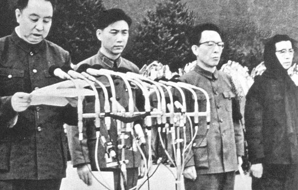 Thủ tướng Hoa Quốc Phong đọc một bài diễn văn ca ngợi người đã chết. Chỉ vài tháng trước đó, Mao đã gây ngạc nhiên khi xếp đặt người cán bộ hầu như không được biết đến này trở thành người kế nghiệp mình – và qua đó cũng đã gây trở ngại cho các tham vọng của người vợ cực tả của mỉnh. Giang Thanh (phải). Ảnh: GEO Epoche