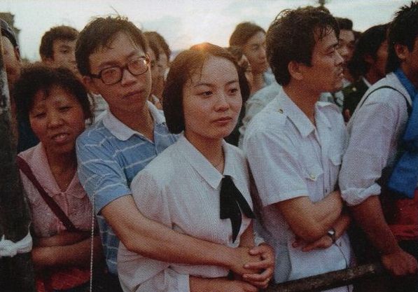 Sinh viên là những người thua cuộc trong Trung Quốc hiện đại: sau khi tốt nghiệp, nhà nước vẫn phân chia cho họ những công việc không có thu nhập cao như trong thời của Mao. Vì thế mà những người biểu tình tích cực nhất đến từ 40 trường đại học của Bắc Kinh. Ảnh: GEO Epoche.