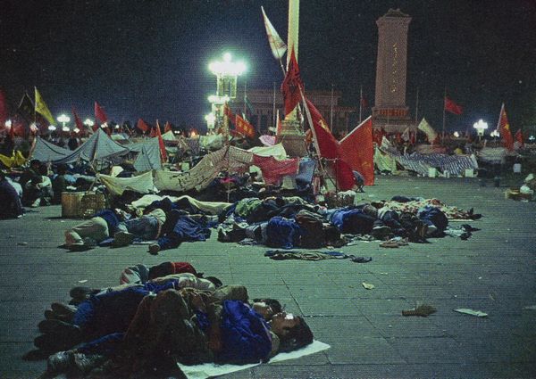 Hàng ngàn người ngủ qua đêm trên Thiên An Môn. Càng ngày các lãnh tụ sinh viên càng gặp khó khăn hơn trong tổ chức cung cấp cho họ – và thống nhất các mục đích kế tiếp của phong trào. Ảnh: GEO Epoche