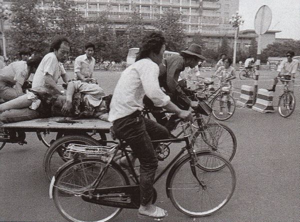 Vào sáng sớm ngày 4 tháng 6 đã có thể thấy rõ là hàng ngàn người ở Bắc Kinh đã bị thương. Họ được chở bằng xe đạp đến các bệnh viện vì xe cứu thương không thể chạy qua được nhiều con đường. Ảnh: GEO Epoche.