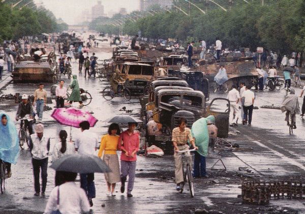 Vào ngày hôm sau đó, xe tải và xe tăng cháy rụi vẫn còn nằm trên đại lộ Trường An. Ảnh: GEO Epoche