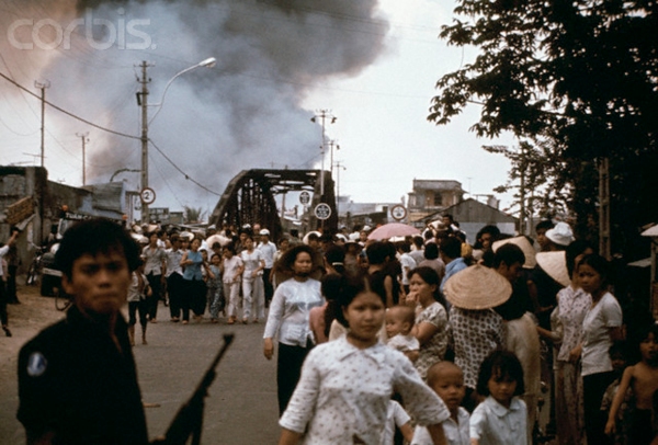 Người dân đang chạy tỵ nạn ở Vũng Tàu,  21 tháng Tư 1975. Hình:  Pavlovsky/Sygma/Corbis