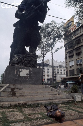 Sài Gòn, 30 tháng Tư 1975, Trung tá Cảnh sát Quốc gia Nguyễn Văn Long tuẫn tiết dưới chân tượng đài Thủy Quân Lục Chiến trước Quốc Hội Việt Nam Cộng Hòa. Hình: Jacques Pavlovsky / Sygma / CORBIS