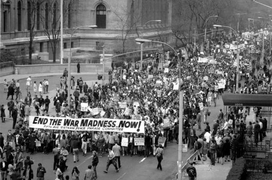 Biểu tình chống Chiến tranh Việt Nam tại New York City ngày 27 tháng Tư 1968. Hình: AP Photo.