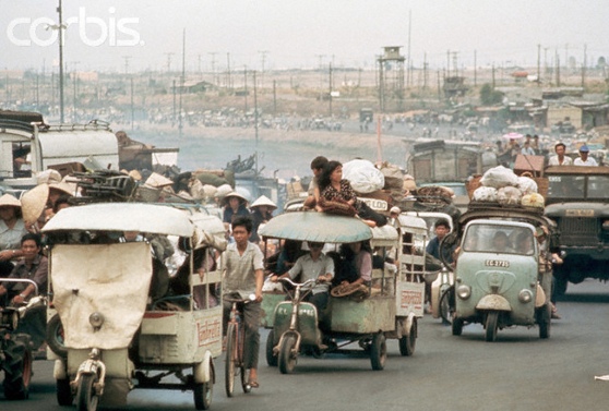 Tháng Tư 1975, người dân chạy nạn về Sài Gòn. Hình: Nik Wheeler/CORBIS