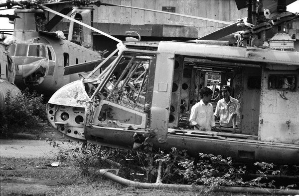 Sài Gòn 1985 - Nghĩa trang máy bay ở phi trường Tân Sơn Nhứt. Hình: Philip Jones Griffiths
