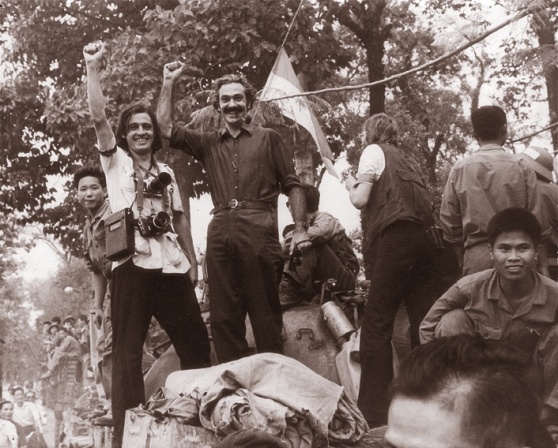 Tiziano Terzani (phải) đi cùng với xe tăng quân đội Bắc Việt trên đường Tự Do của Sài Gòn vào ngày 30 tháng Tư năm 1975. Hình: Tư liệu Terzani