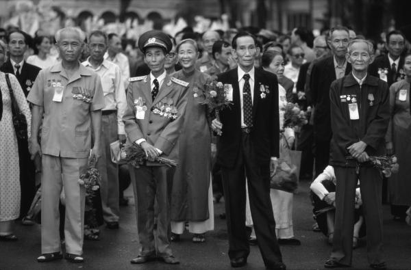 Sài Gòn, tháng Tư 1985, lễ kỷ niệm kết thúc chiến tranh. Hình: Philip Jones Griffiths